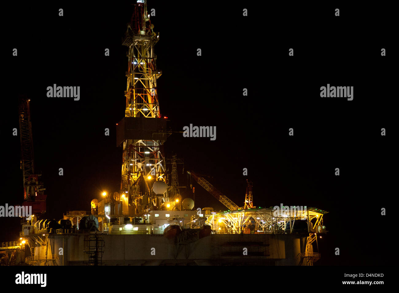 Ölplattform-Rig in der Nacht in Kapstadt - Südafrika Stockfoto