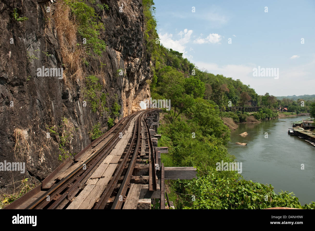 Kanchanaburi, Thailand, historische Eisenbahnstrecke am Ufer des River Kwai Stockfoto