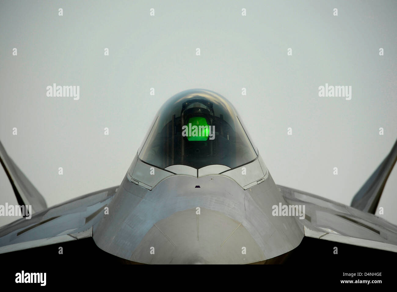 US Air Force f-22 Raptor Stealth-Kampfflugzeug im Preflight-Check vor dem Start 20. Januar 2009 auf der Kadena Air Base, Japan. Stockfoto