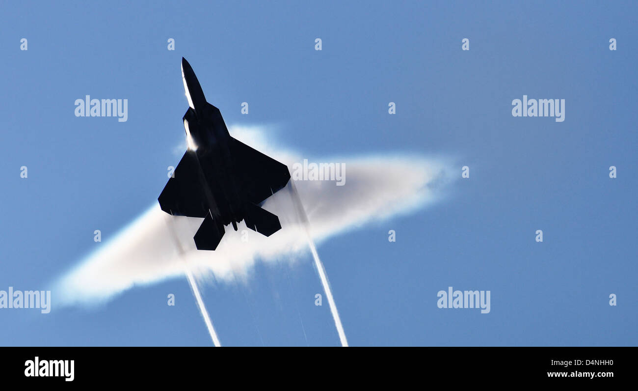 Ein US Air Force f-22 Raptor Stealth-Kampfflugzeug führt ein Überschall Vorbeiflug über das Flugdeck des Flugzeugträgers USS John C. Stennis 22. Juni 2009 im Golf von Alaska. Stockfoto