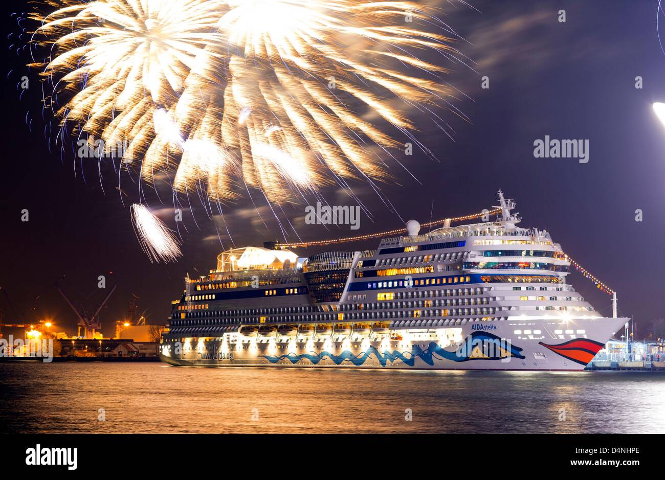 Begleitet von Feuerwerk den Kreuzer, die "AIDAstella" in RostockWarnemünde, Deutschland, 16