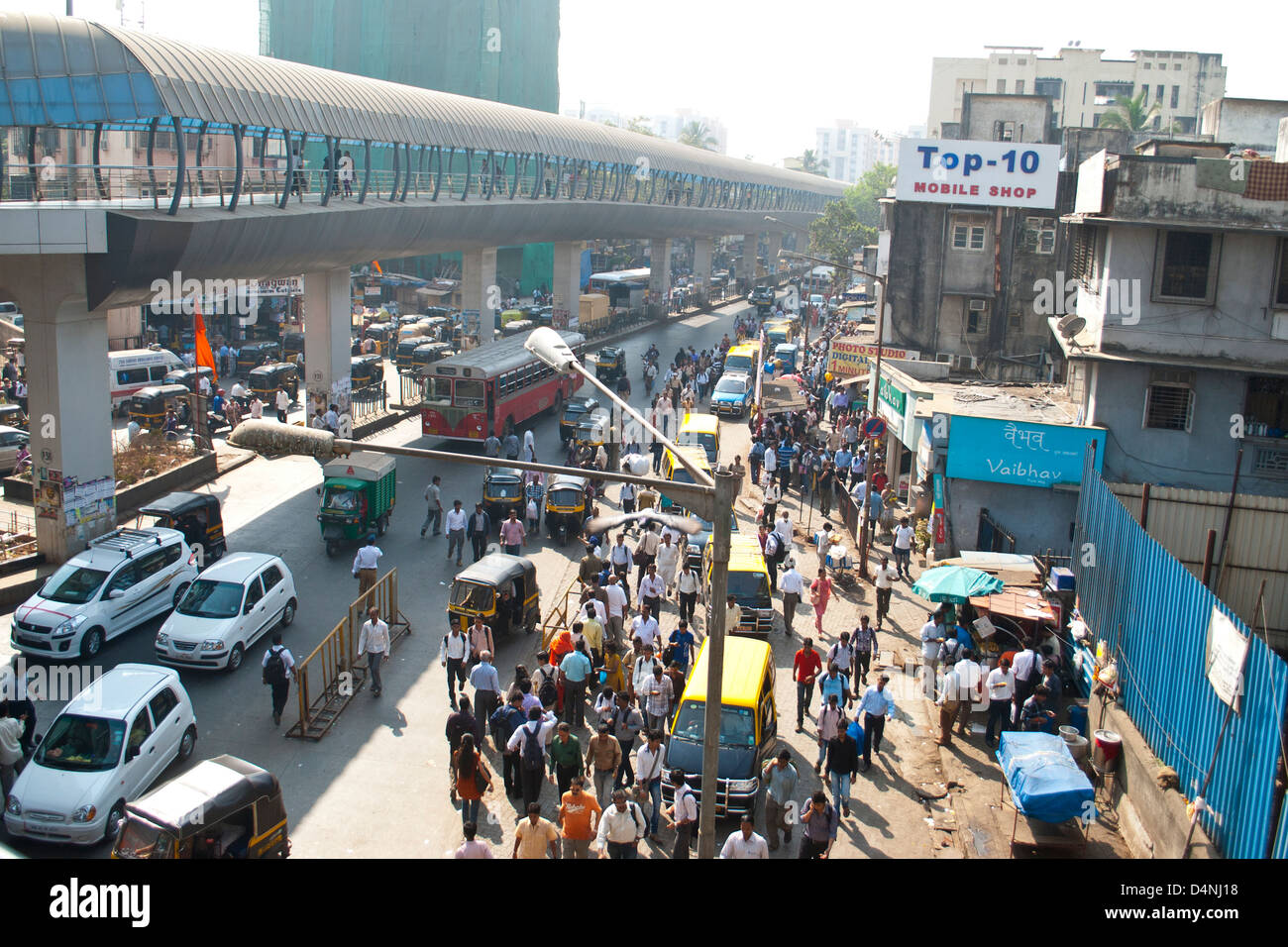 Vogelperspektive an einer belebten Straße in Andheri, Mumbai, Indien Stockfoto