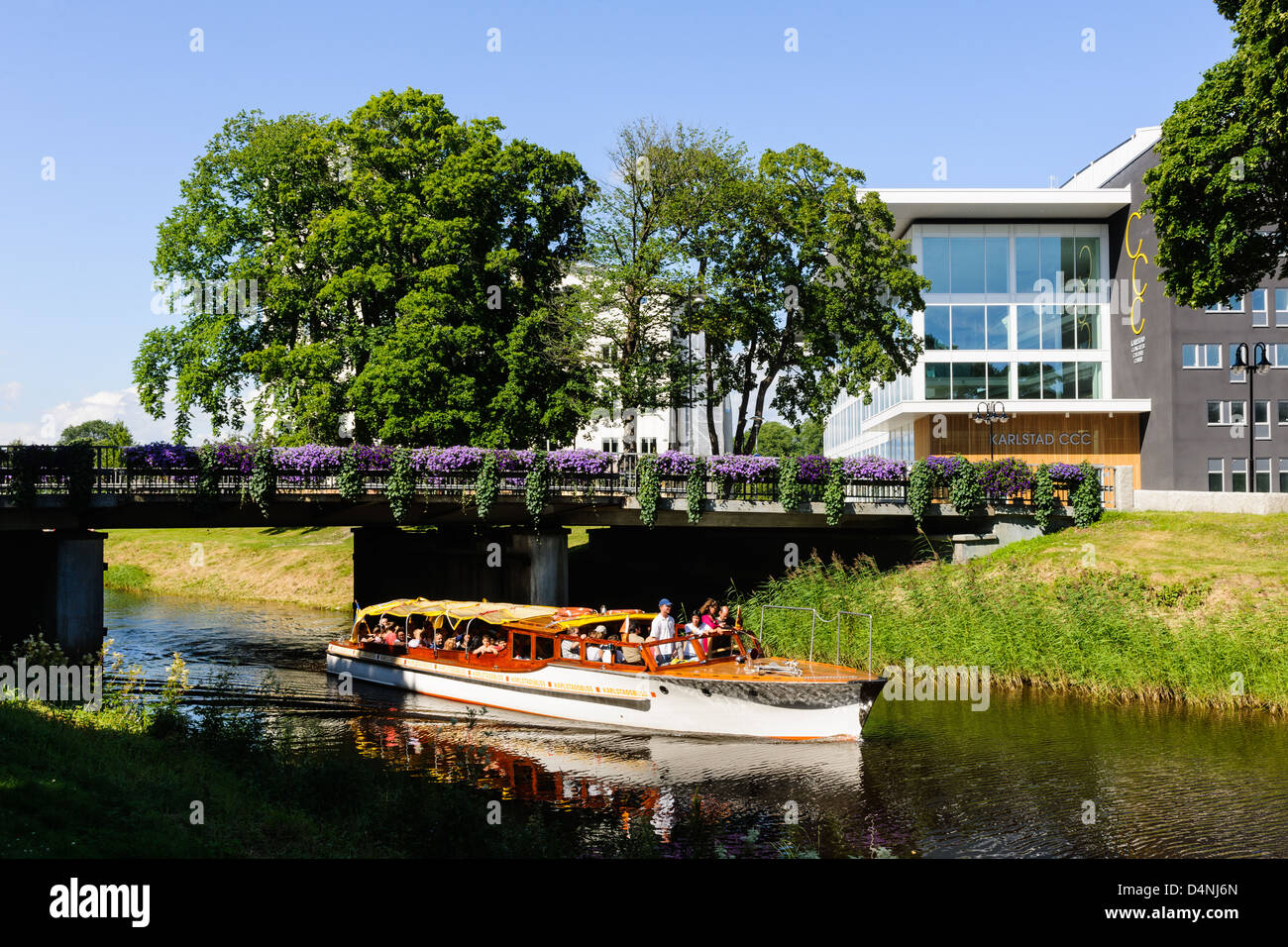 Touristenboot auf Kanal in Karlstad, außerhalb von Karlstad Kultur Kongresszentrum, Värmland, Schweden, Europa Stockfoto