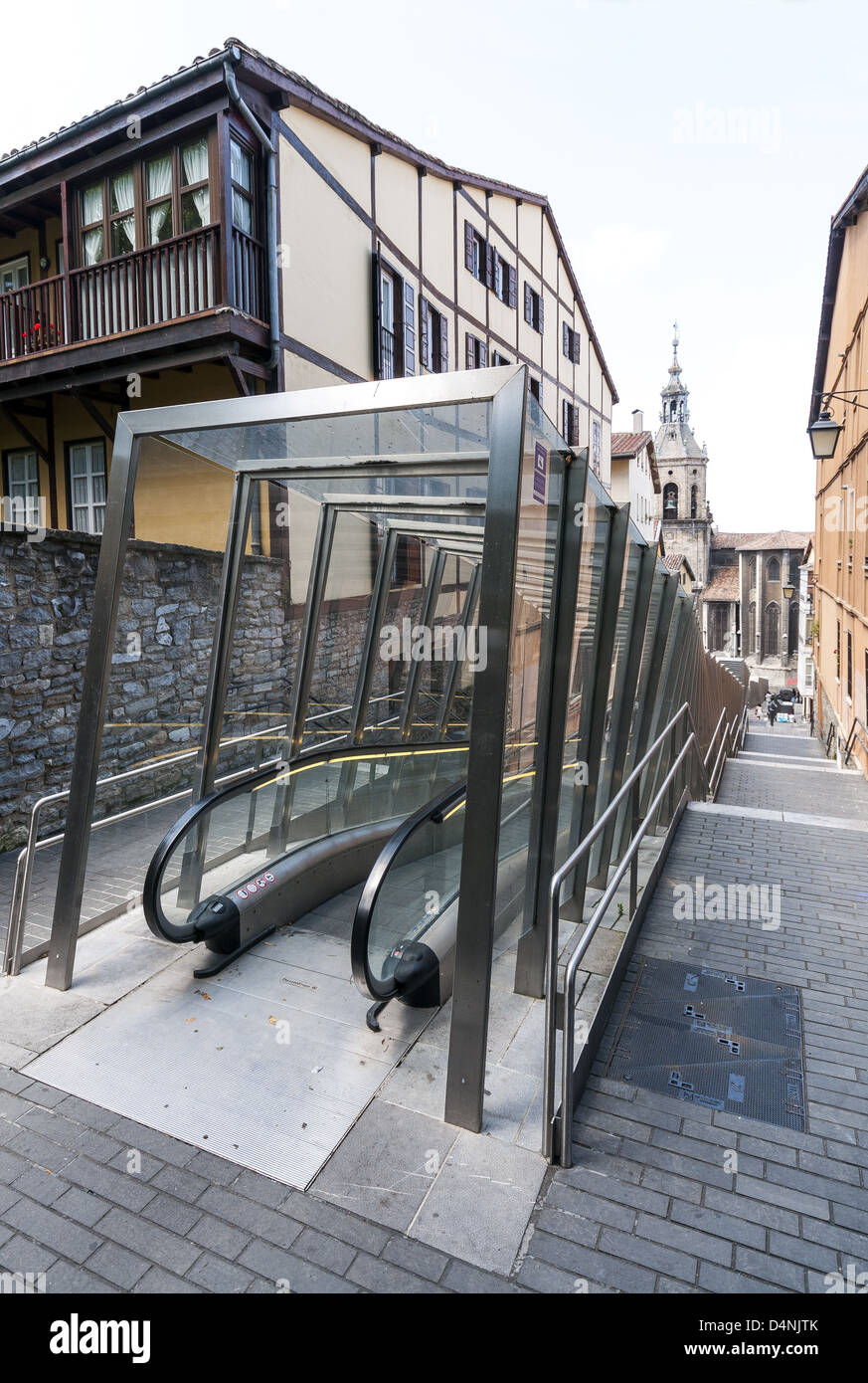 Im freien Glas überdachten Rolltreppe in der Altstadt von Vitoria-Gasteiz im baskischen Land Spanien Stockfoto