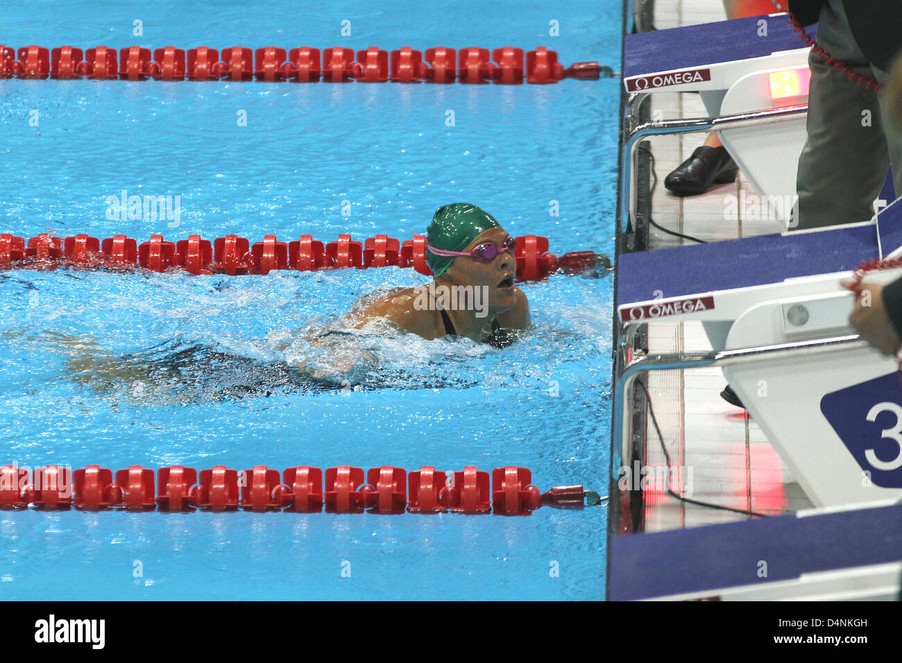 Natalie du Toit in Südafrika nach dem Gewinn der Goldmedaille in der Frauen 200 m Vierlagen ind. - SM9 an das Aquatics Centre. Stockfoto