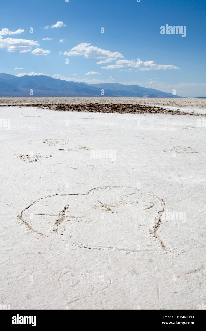 Herz, gezeichnet in das Salz am schlechten Wasserbecken, Death Valley, Kalifornien, USA Stockfoto