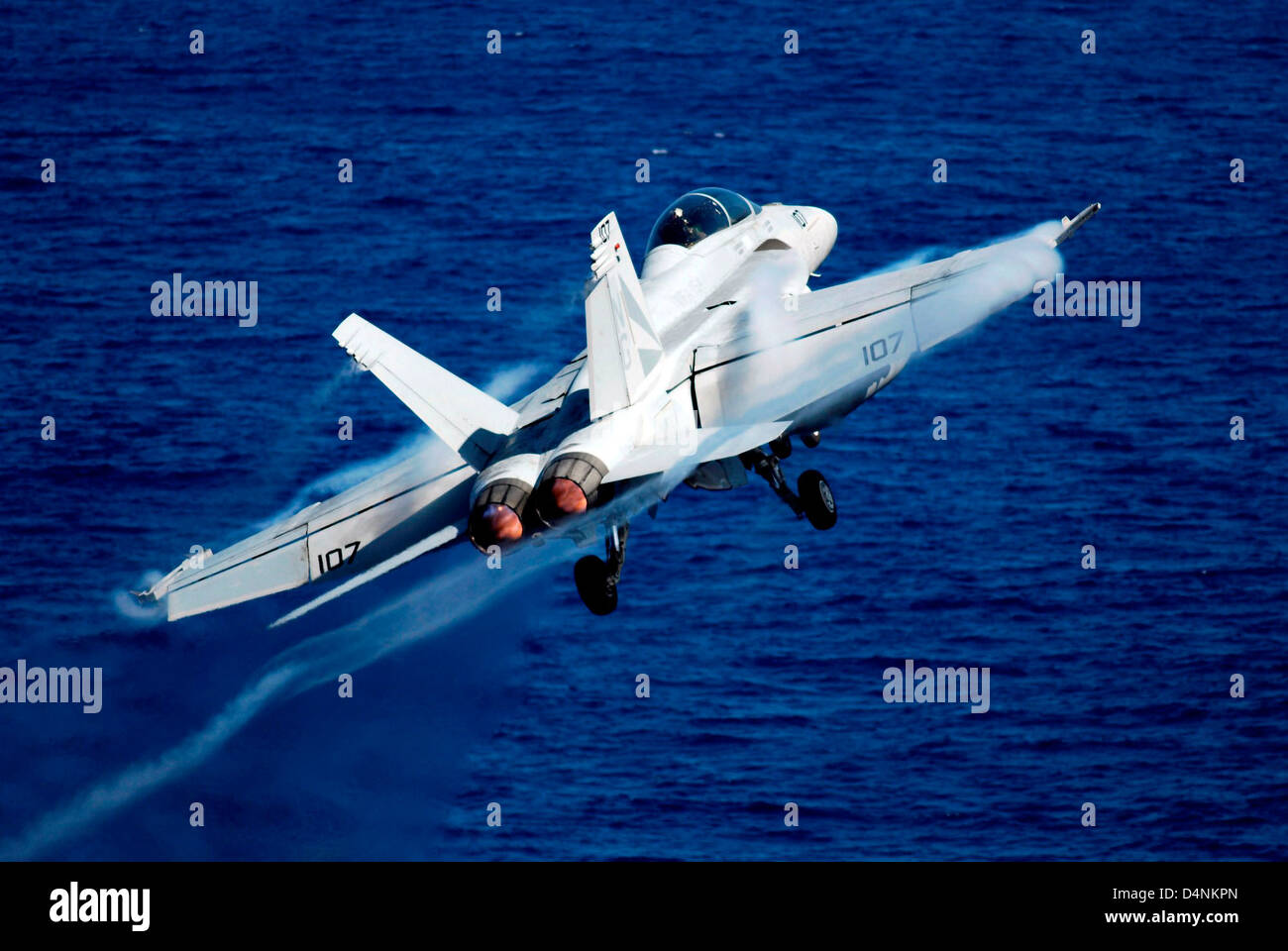 Ein Kampfflugzeug der US Navy F/A - 18C Hornet startet von der Nimitz-Klasse-Flugzeugträger USS John C. Stennis 15. Februar 2009 im westlichen Pazifik. Stockfoto