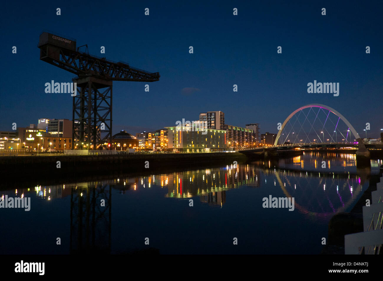 Eine Nacht Zeit Blick auf den Fluss Clyde, Clyde Arc und das Hilton Garden Inn, Glasgow Finnieston Crane zeigen Stockfoto