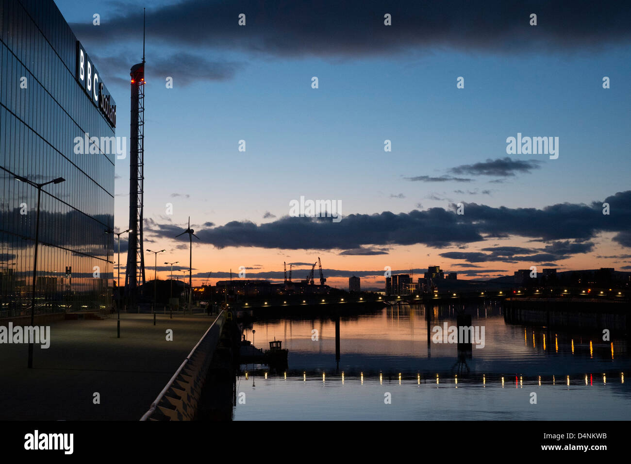 Die BBC Scotland Komplex in der Nacht an den Ufern des Flusses Clyde, Glasgow. Stockfoto