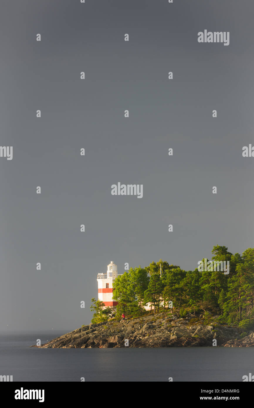 Leuchtturm unter grauem Himmel, Djurö Nationalpark, Vänern, Schweden, Europa Stockfoto