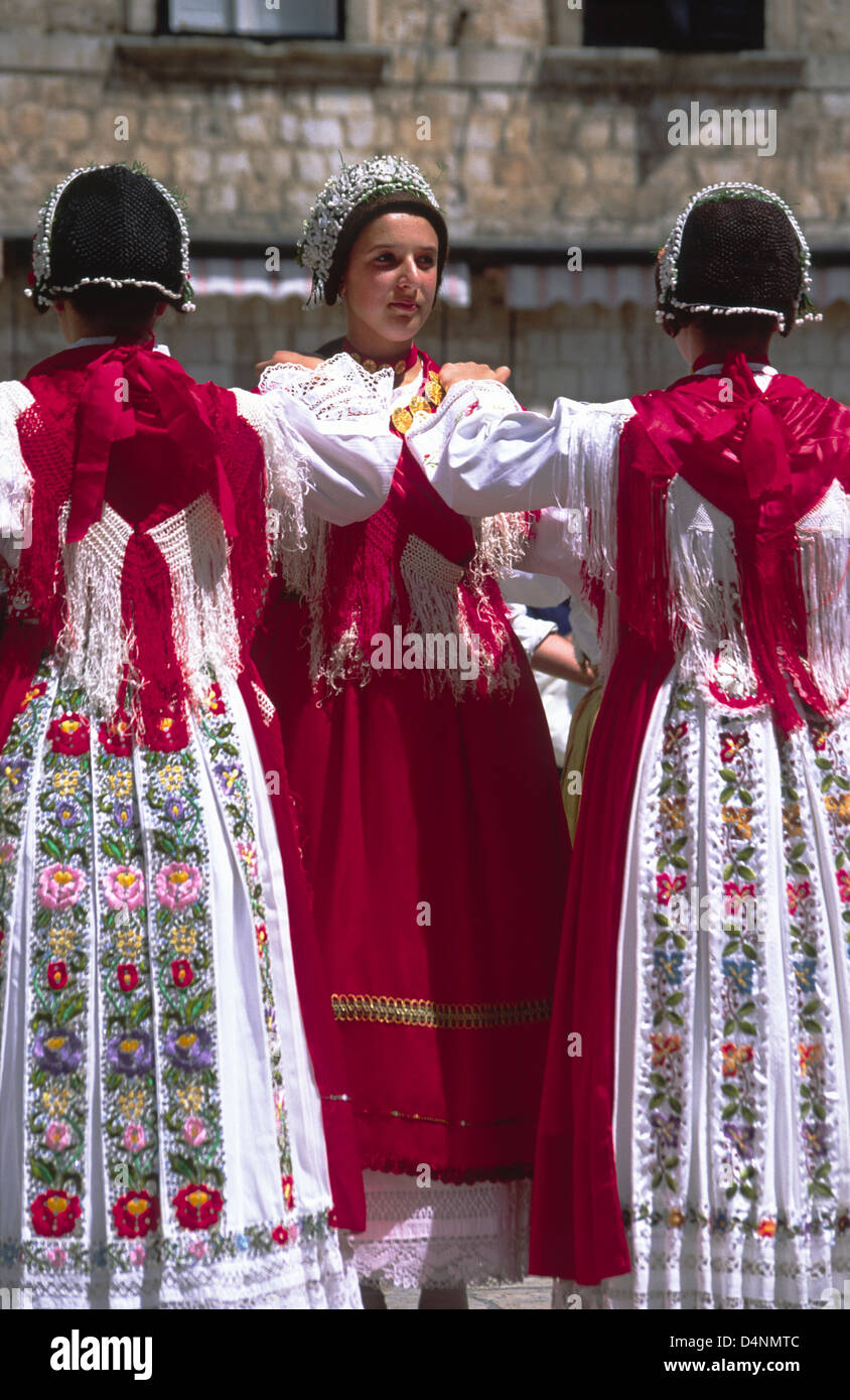 Traditionelle Folk Tänzer und Sänger in rot bestickte Kleider, Dubrovnik, Dalmatien, Kroatien. Stockfoto