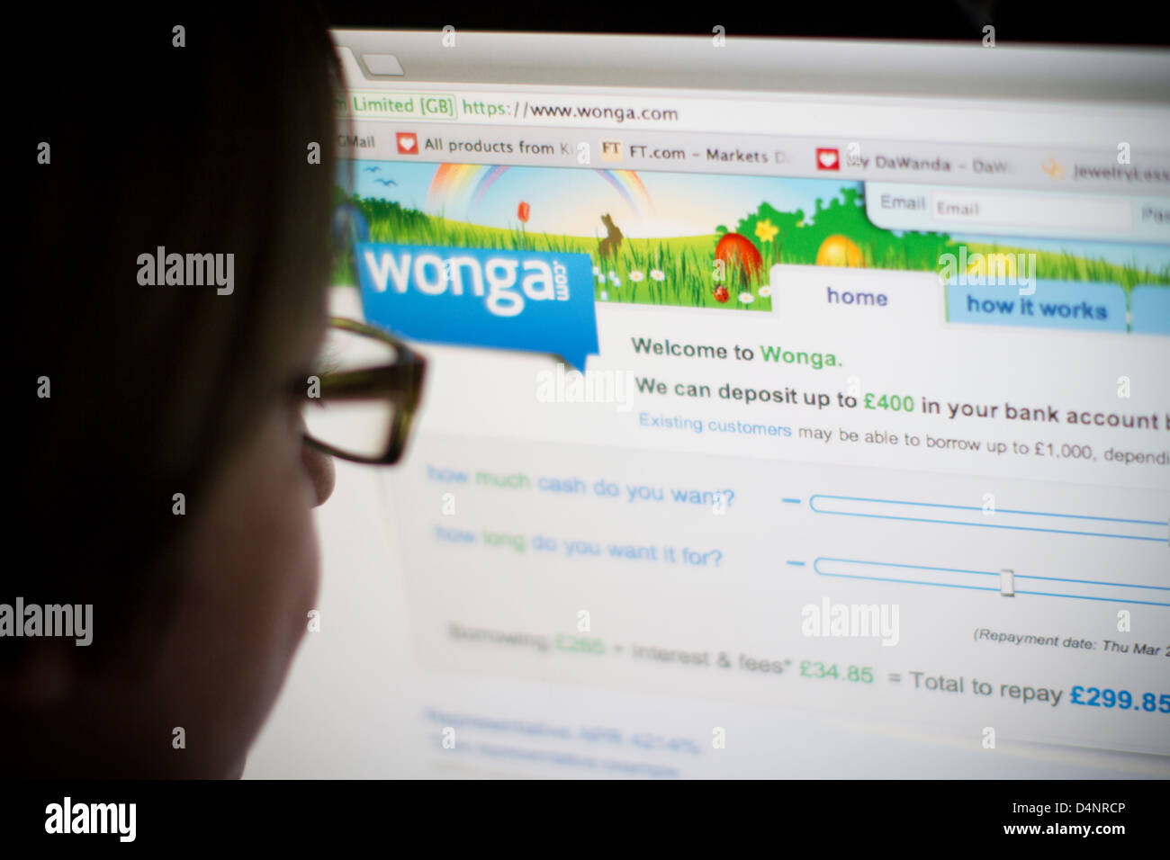 Weiblich, Blick auf Online-Website der Zahltag Darlehen kurzfristig Bargeld Darlehen Unternehmen Wonga Stockfoto