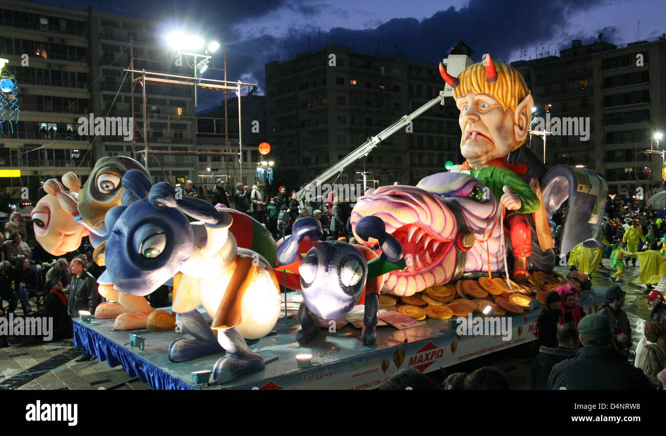 Angela Merkel und die Ameisen Karneval schweben auf dem Jahrmarkt in Patras Griechenland, 16. März 2013. Die deutsche Bundeskanzlerin auf einem großen Boot Jagd Ameisen. Die Ameisen sind die südlichen Länder Europas. Italien, Spanien, Portugal, Griechenland, Zypern, Malta, Irland und Frankreich auf Gedeih und Verderb Merkel, die dominiert und zermalmt Europa. Der Patras-Karneval ist die größte Veranstaltung ihrer Art in Griechenland und eine der größten in Europa, mit mehr als 160 Jahren Geschichte. Foto: Menelaos Michalatos/Alamy Live-Nachrichten Stockfoto