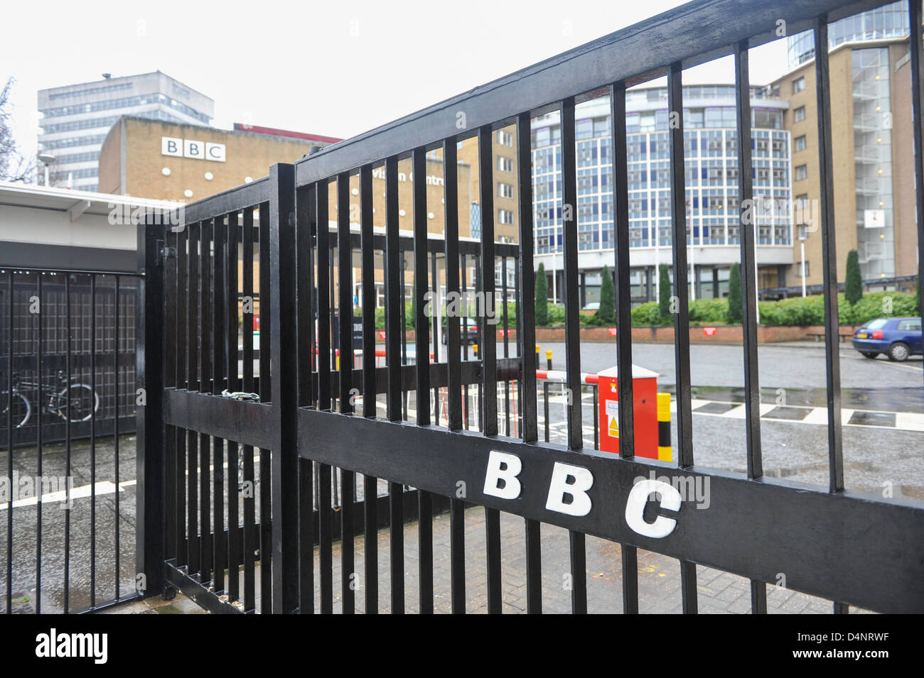 Wood Lane, London, UK. 17. März 2013. Die Tore der BBC TV-Zentrum in Wood Lane. BBC TV-Zentrum bei Wood Lane ist es, dem letzten Rundbrief Sendung heute Abend, mit allen News zog in das neue Gebäude am Broadcasting House im Zentrum von London, Fernsehzentrum, war im vergangenen Jahr für 200 Mio. Pfund verkauft, schließt am 31. März und werden in Hotels, Wohnungen, ein Kino und Büroflächen saniert werden. Die wichtigsten Fernsehstudios werden bewahrt und renoviert und vermietet an Produktionsfirmen, darunter die BBC, ab 2014. Stockfoto