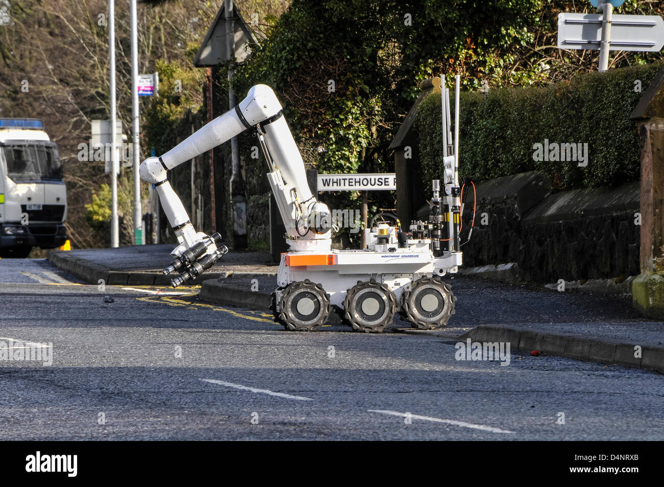 Armee ATO verwenden eine Northrop Grumman Andros Cutlass Roboterfahrzeug, eine verdächtige Gerät in Nordirland zu prüfen Stockfoto