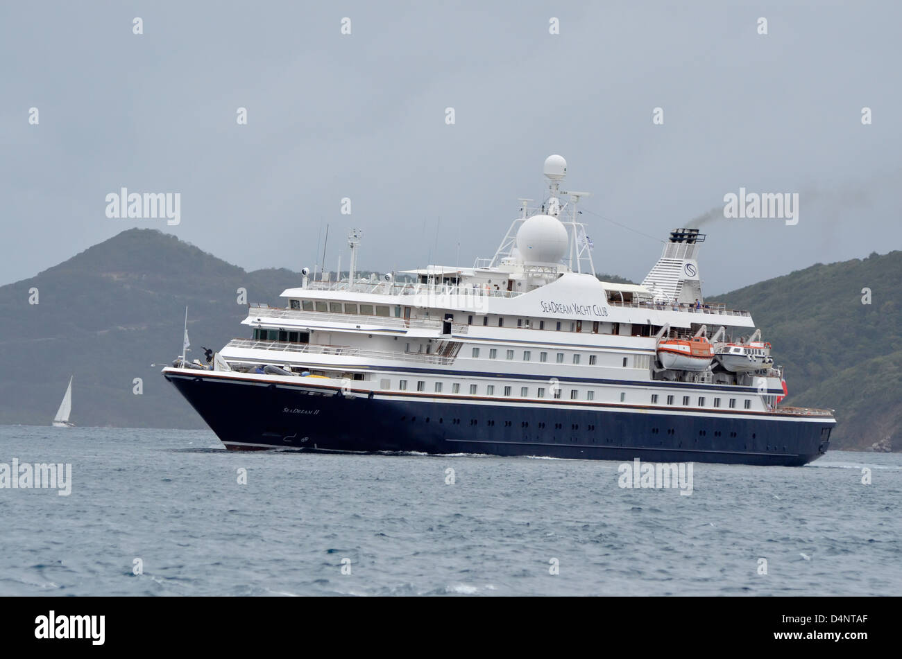 Kreuzfahrtschiff und Segelboot in den Virgin Islands. Stockfoto