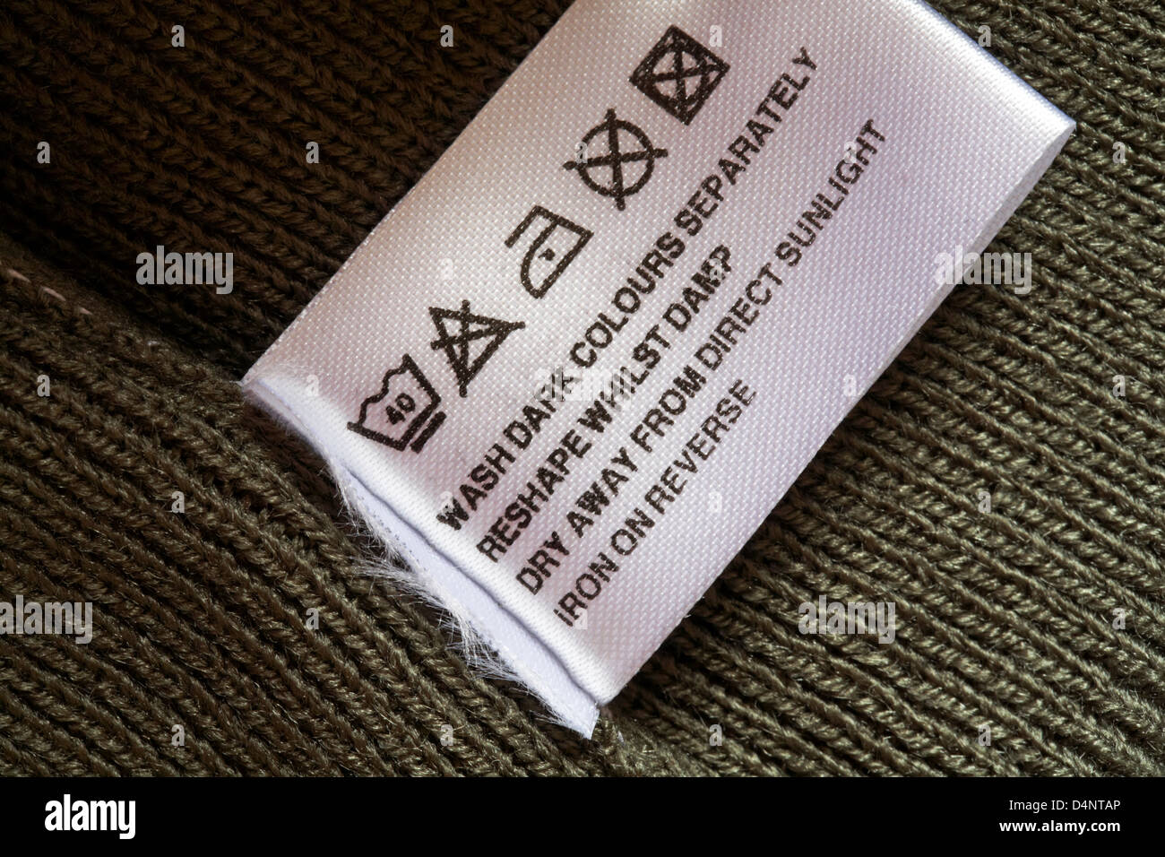 Etikett mit Waschanweisungen im Jumper – Pflegesymbole Und Anweisungen Stockfoto