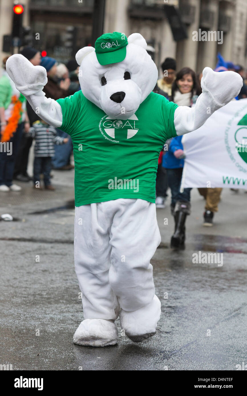 Sonntag, 17. März 2013, London, UK. Weißer Bär, Maskottchen. St. Patricks Day feiern und Parade im Zentrum von London. Bildnachweis: Nick Savage/Alamy Live-Nachrichten Stockfoto
