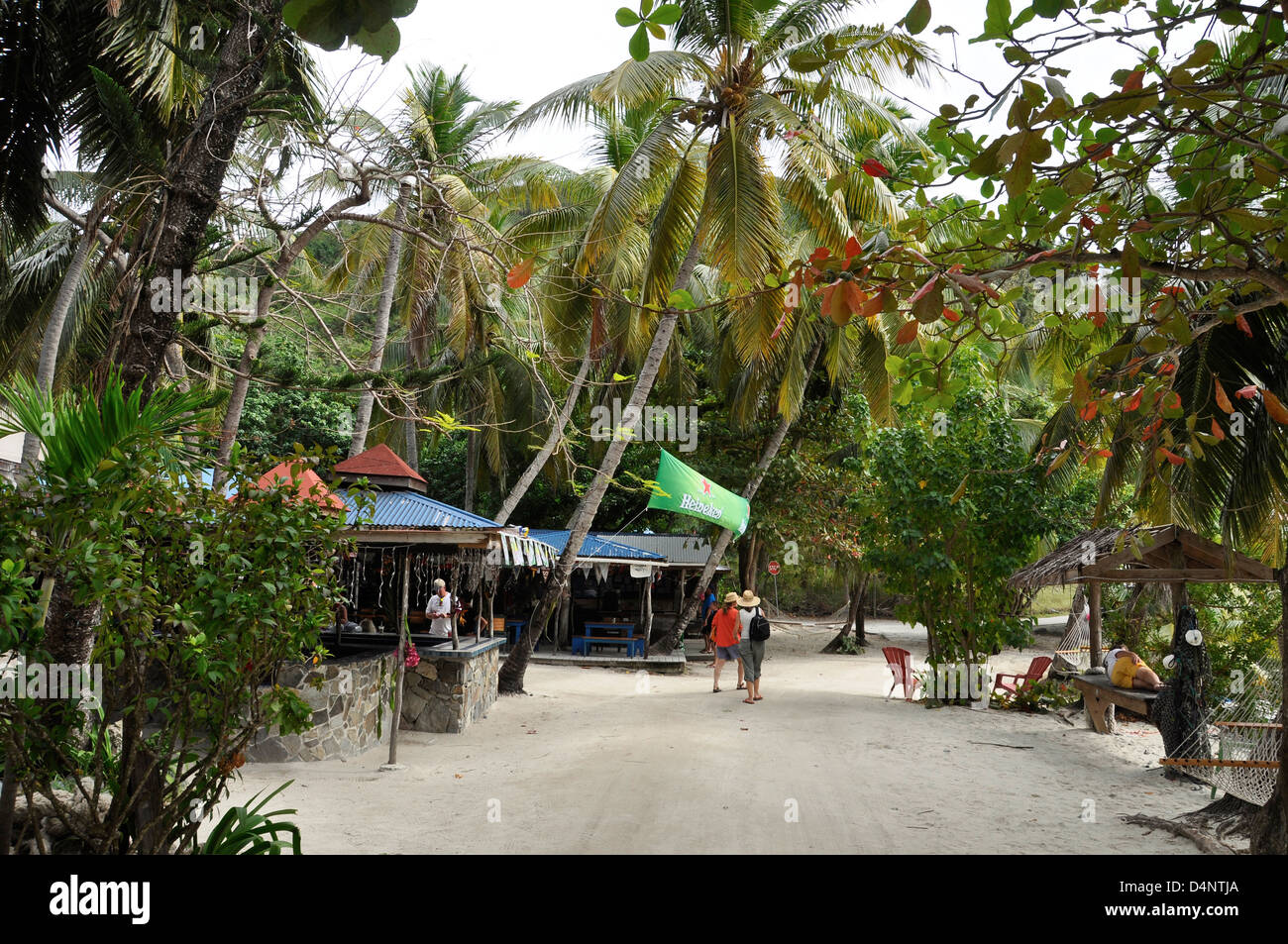 Bars am Strand im großen Hafen, Jost Van Dyke, British Virgin Islands. Stockfoto