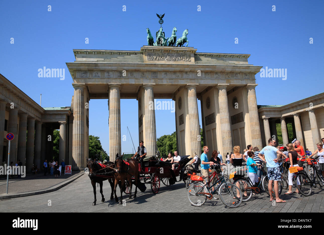 Brandenburger Tor, Brandenburger Tor, Guideded Fahrradtour hält direkt vor dem Tor, Berlin, Deutschland Stockfoto