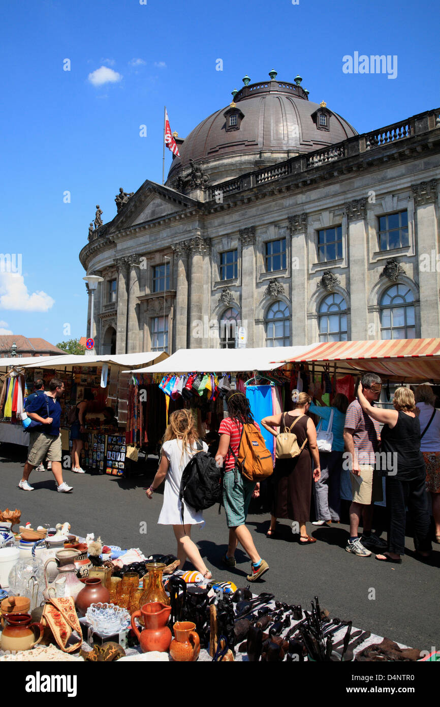 Deutschland, Berlin, Antik- und Büchermarkt am Spreekanal, Bodemuseum im Hintergrund Stockfoto