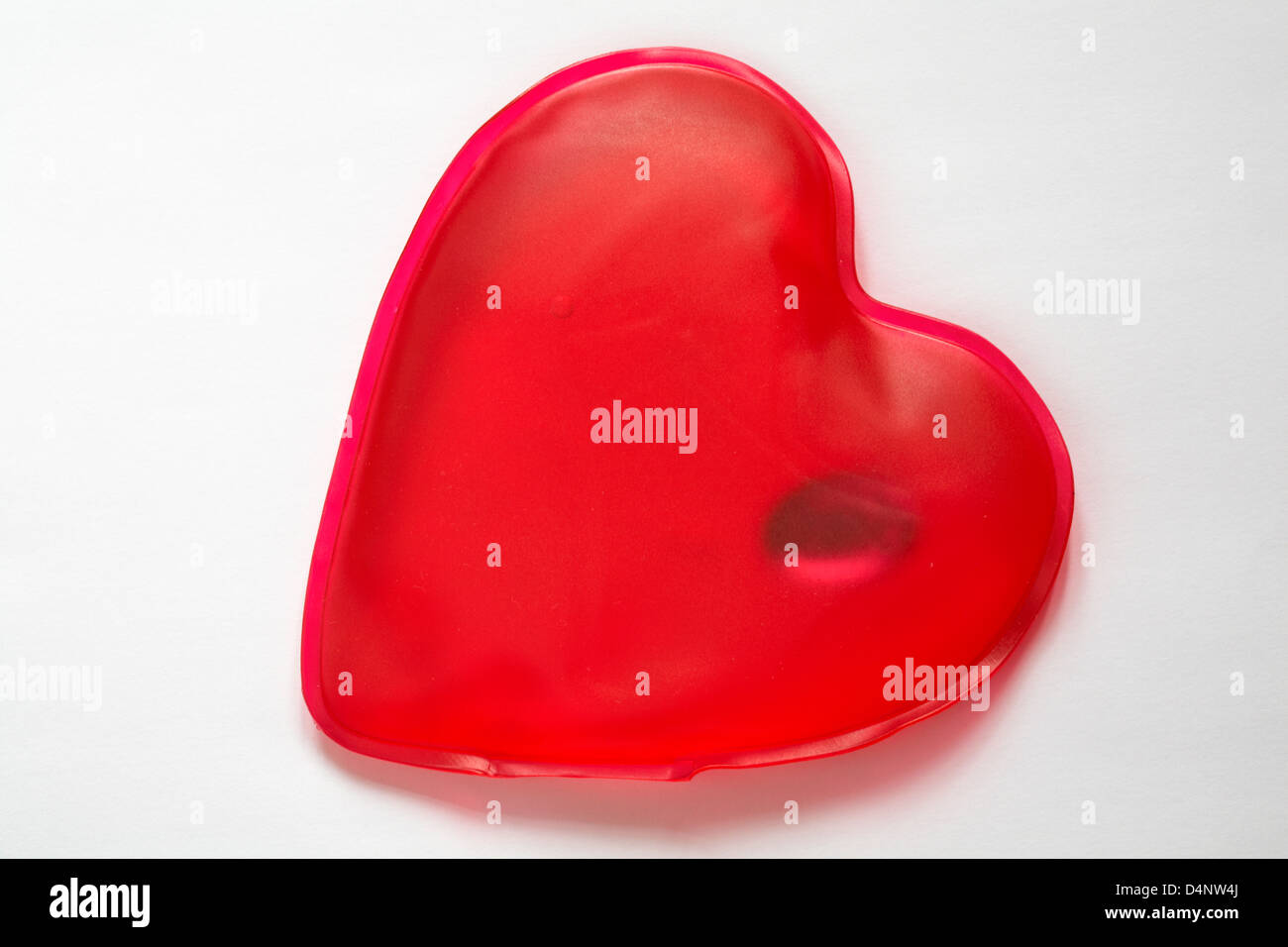 Roter herzförmiger Handwärmer isoliert auf weißem Hintergrund - Handwärmer Stockfoto