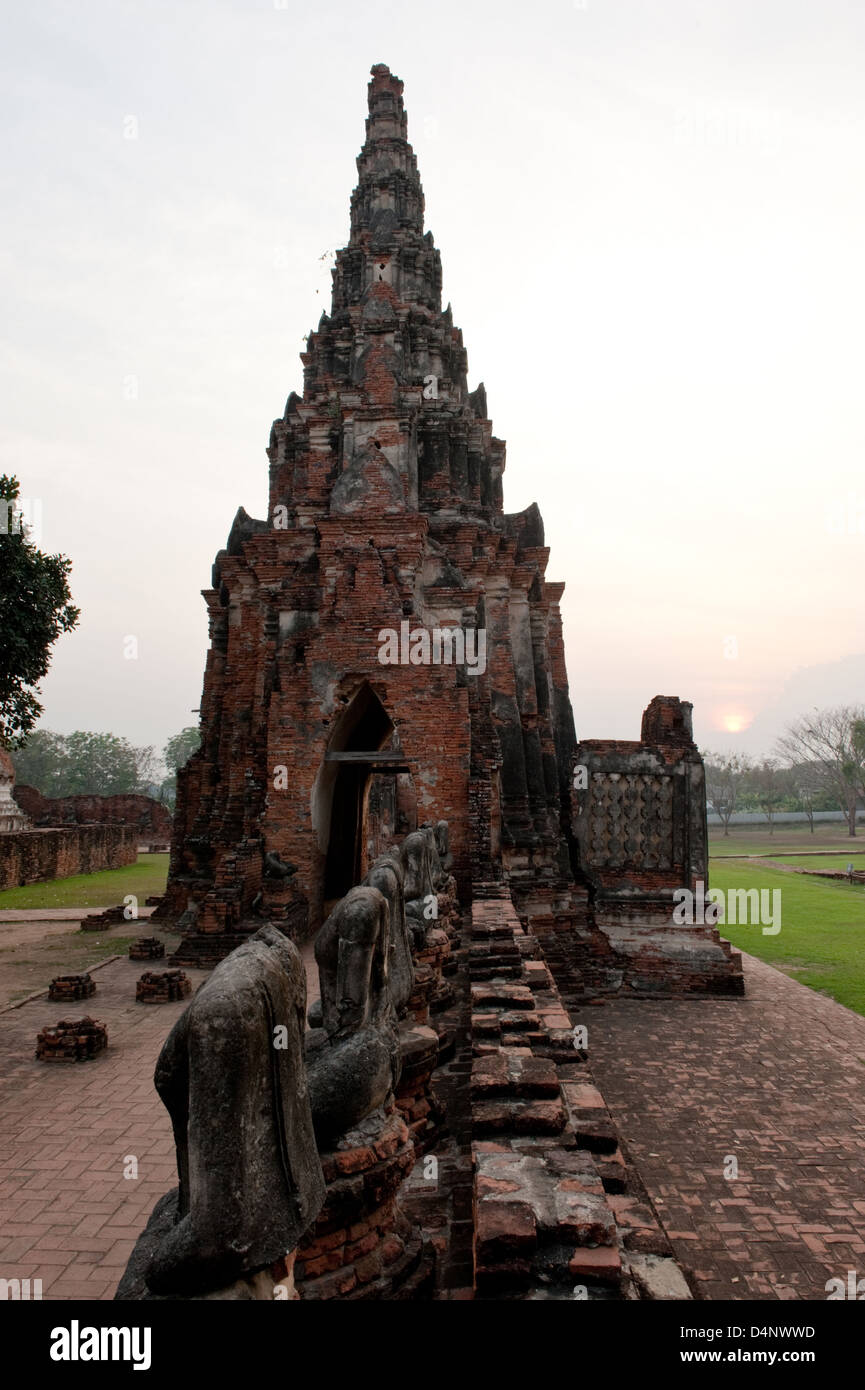 Ayutthaya, Thailand, Steinfiguren ohne Köpfe im Chaiwatthanaram-Tempel Stockfoto