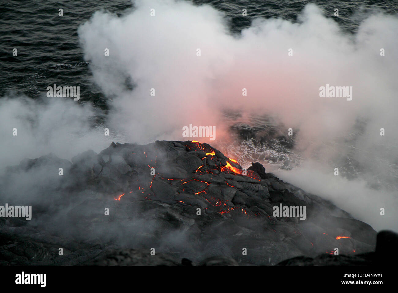 heiße fließende Lava in pazifischen Ozean Mauna Kea Vulkan Hawaii t Stockfoto