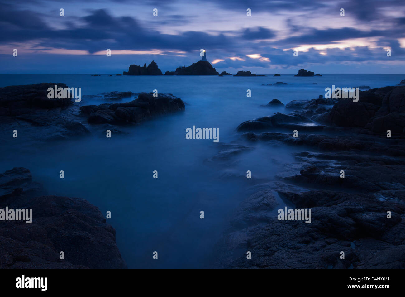 Winter Sonnenuntergang Bild Corbiere Leuchtturm in Jersey Channel Islands März 2013 Stockfoto