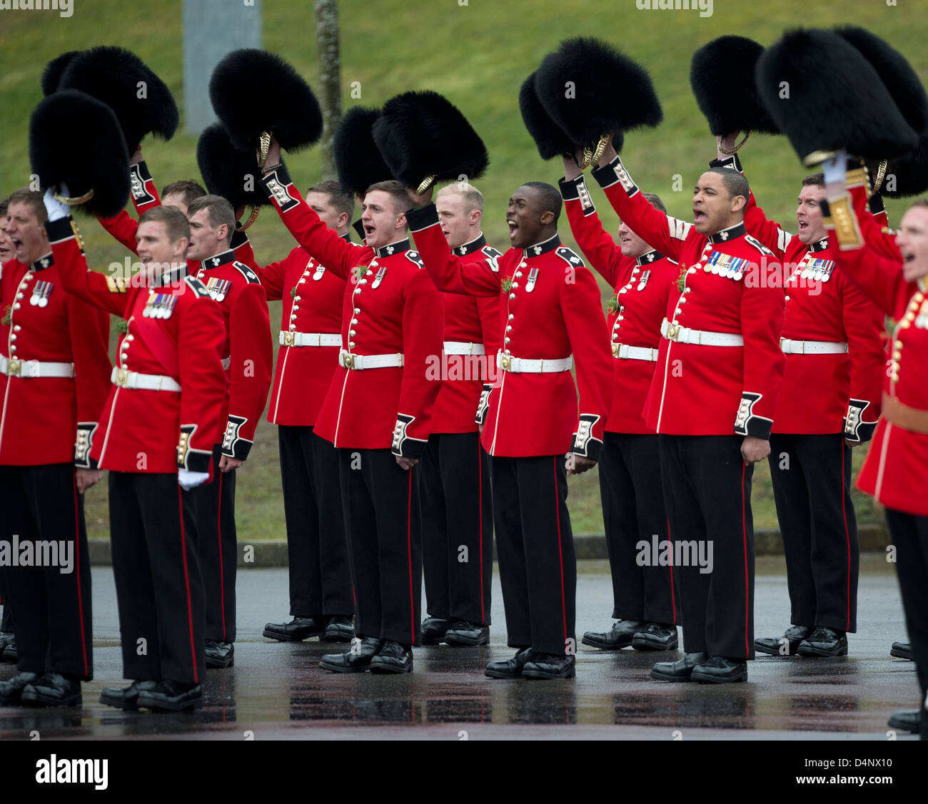 Irish Guards in der britischen Armee auf der Parade in Aldershot 17.03.13 Stockfoto