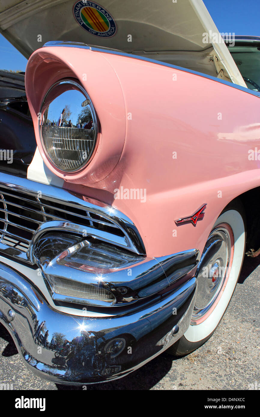 Linke Vorderansicht Nahaufnahme von einer klassischen rosa Ford Thunderbird auf der Flucht, um die Sonne-Auto-Show in Myrtle Beach, Sc, 15. März 2013 Stockfoto