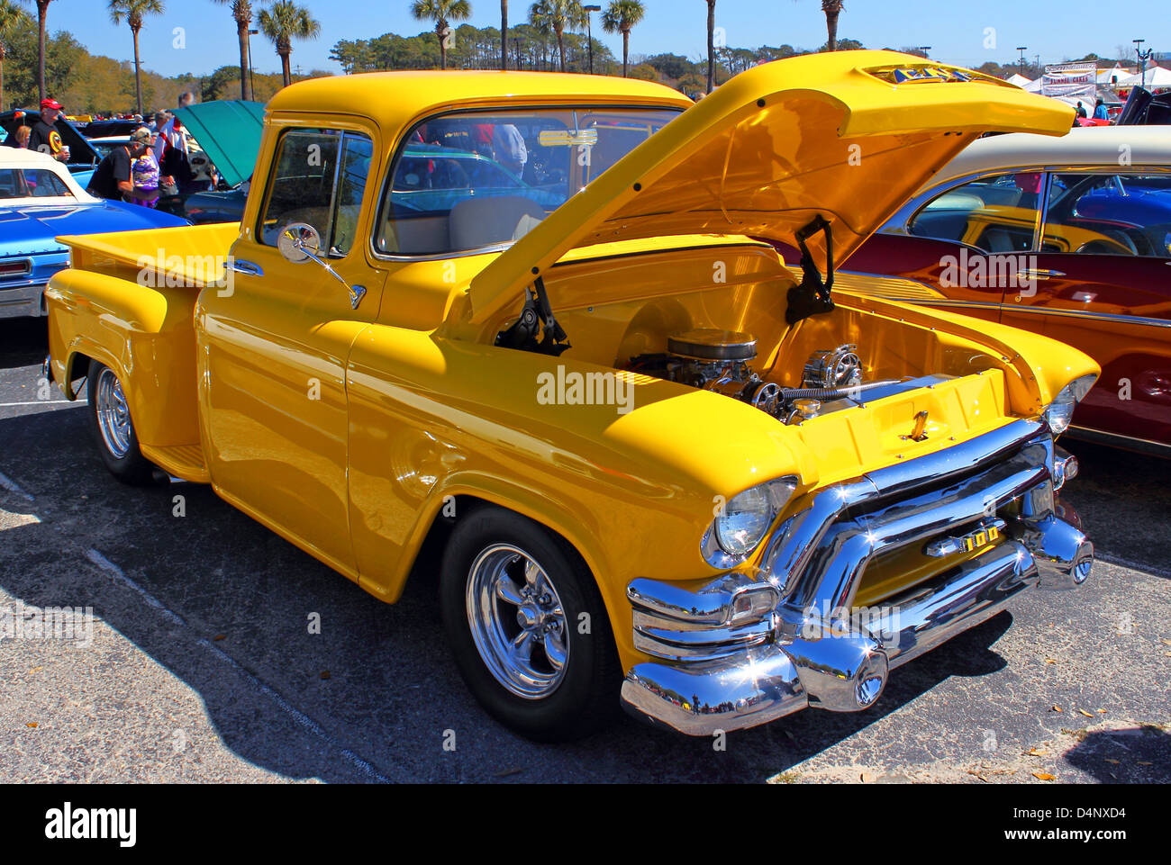Oldtimerbus renoviert holen mit Haube oben auf der Flucht, um die Sonne-Auto-Show in Myrtle Beach, SC am 15. März 2013 Stockfoto