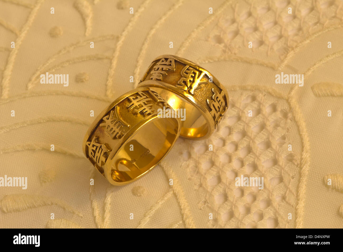 Goldringe mit chinesischen Schriftzeichen für langes Leben, Glück Stockfoto