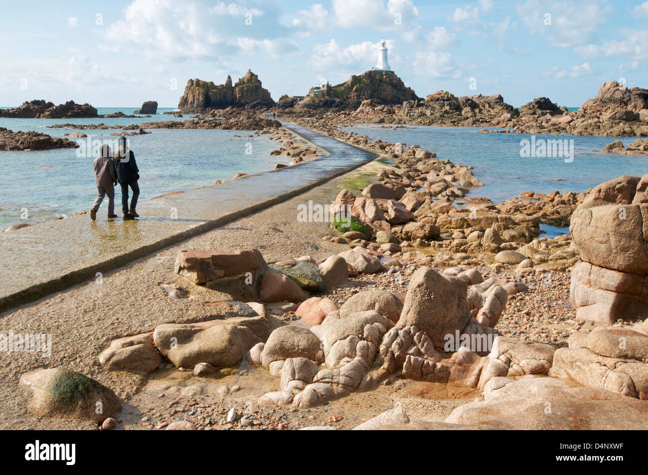 Corbiere Leuchtturm und Causeway Jersey Kanalinseln im März Mittagssonne Stockfoto