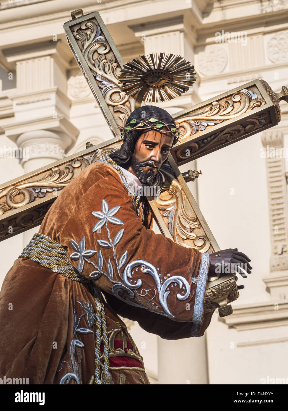 Statue von Jesus Christus in Roben tragen ein Kreuz Stockfoto