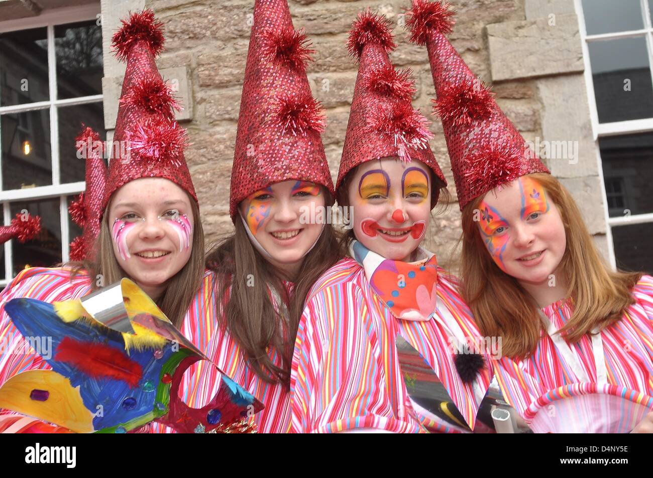 Armagh, Nordirland. 17. März 2013. Fiona Pollard, Caolainn Doherty, Rebecca Richards und Emma McCarley St. Patricks Day Parade Armagh Nordirland 17. März 2013 CREDIT: LiamMcArdle.com/Alamy Live-Nachrichten Stockfoto