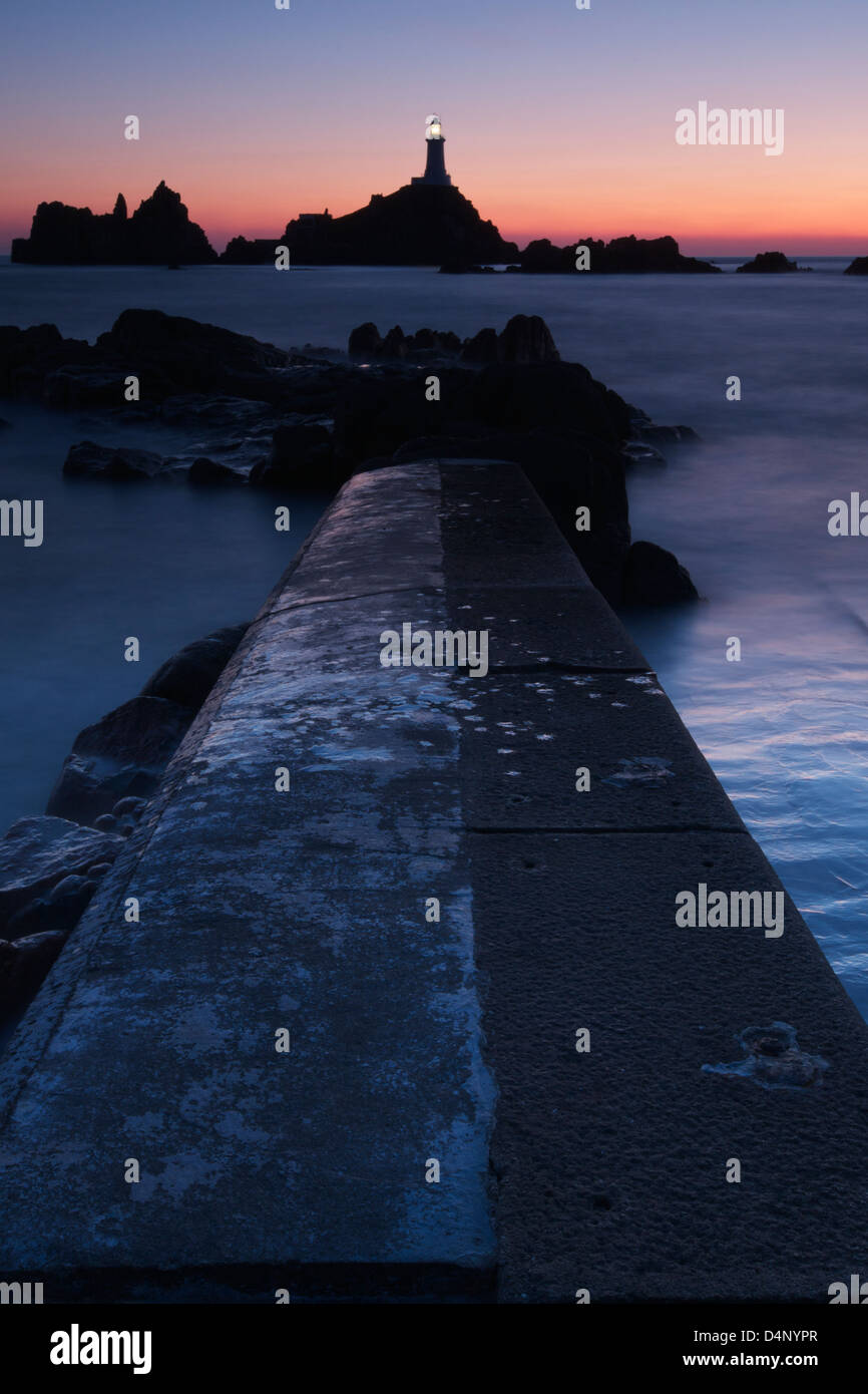 Corbiere Leuchtturm Jersey Channel Islands in der Abenddämmerung Stockfoto