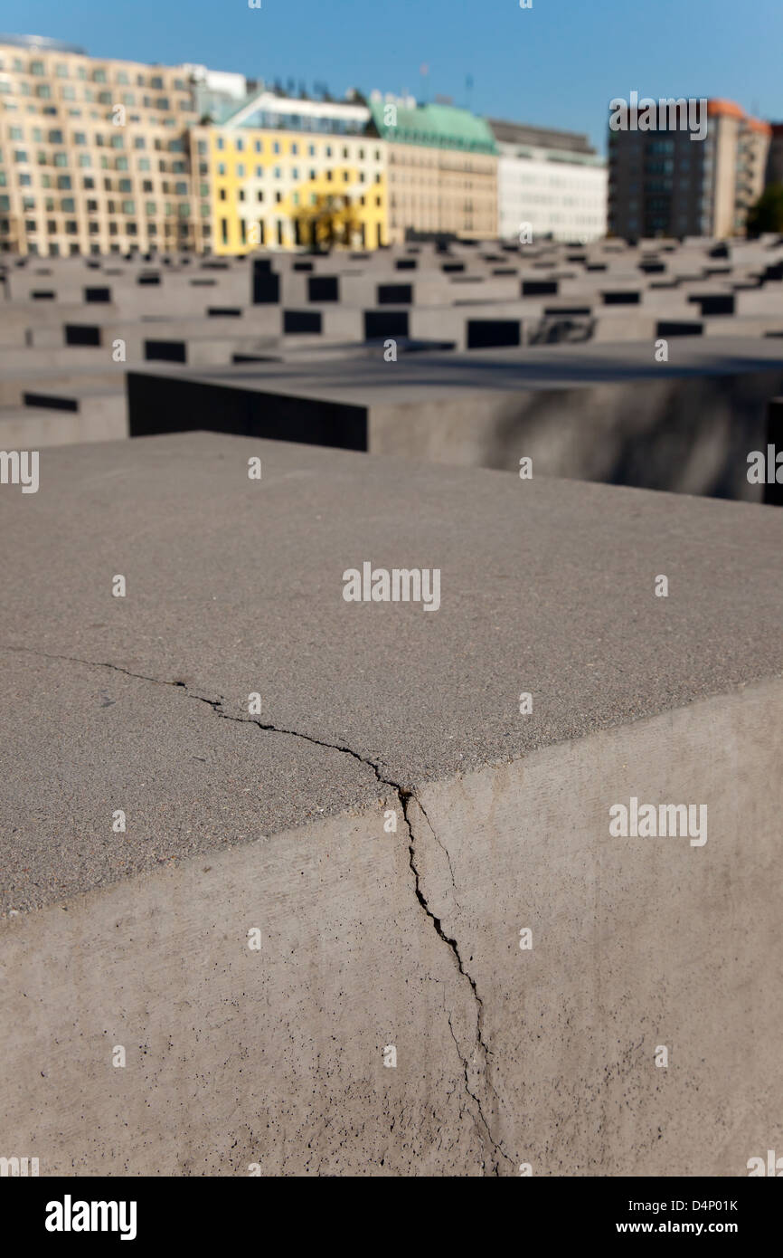 Berlin, Deutschland, Risse in den Betonsäulen von das Holocaust-Mahnmal Stockfoto