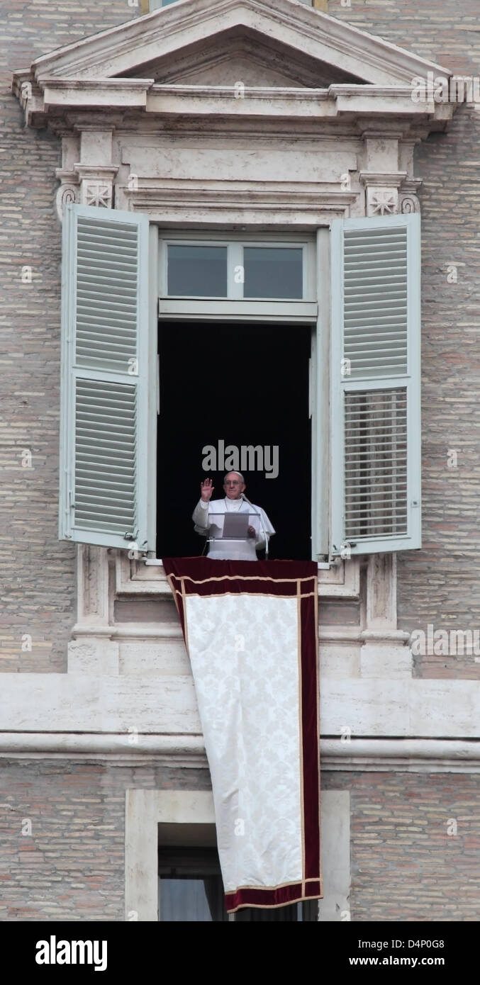17. März 2013: Papst Francis I, geb. Bergoglio, während das erste Angelusgebet im Vatikan Stockfoto