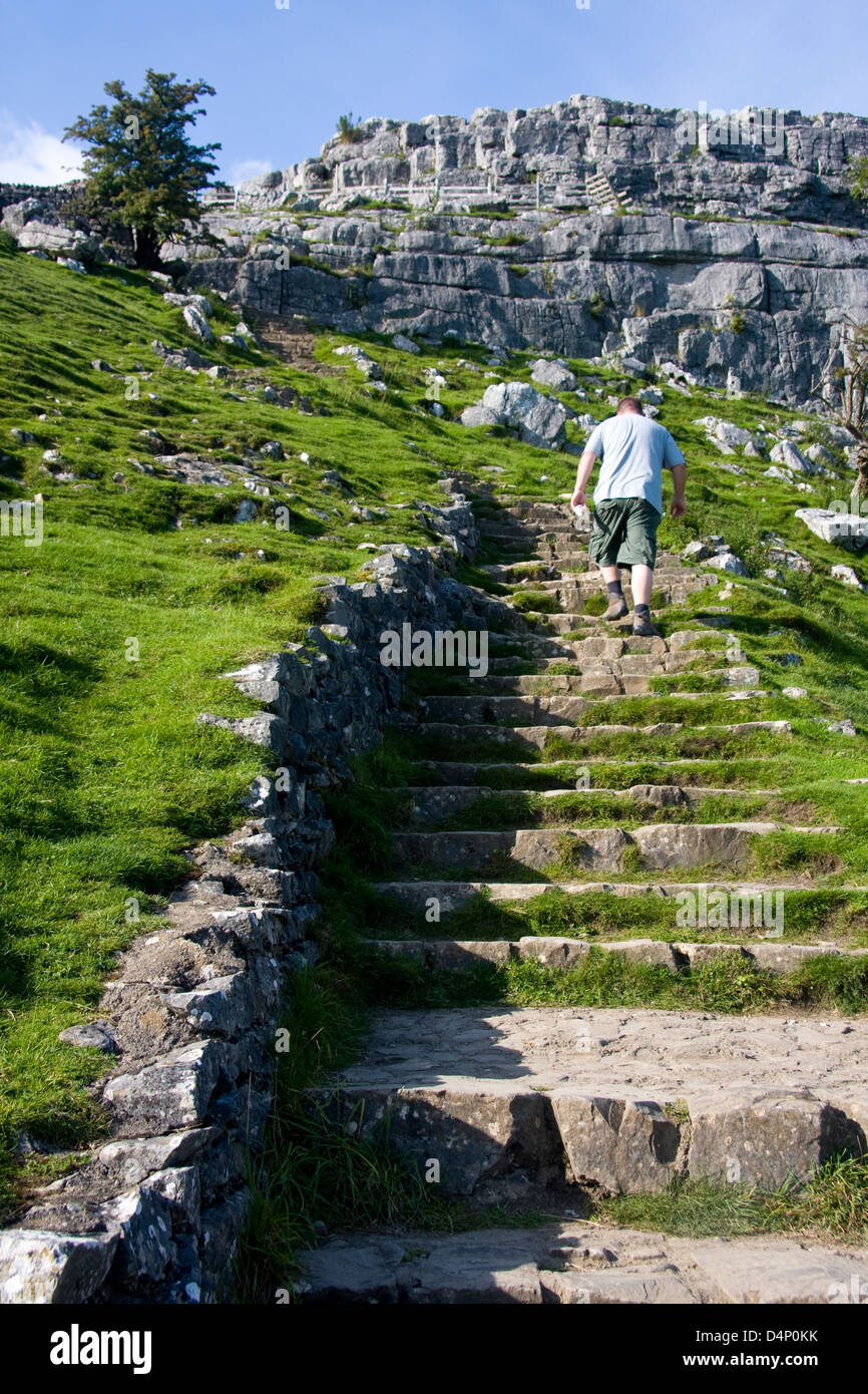 Aufstieg zum Malham Cove, Yorkshire Dales National Park, England Stockfoto