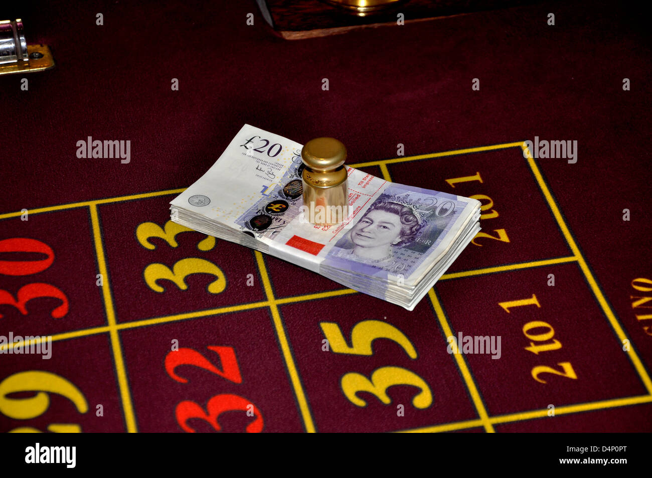 zwanzig Pfund Geld Casino Roulette britische Pfund tausend Pfund Englisch Geld Wetten platzierte roulette Stockfoto