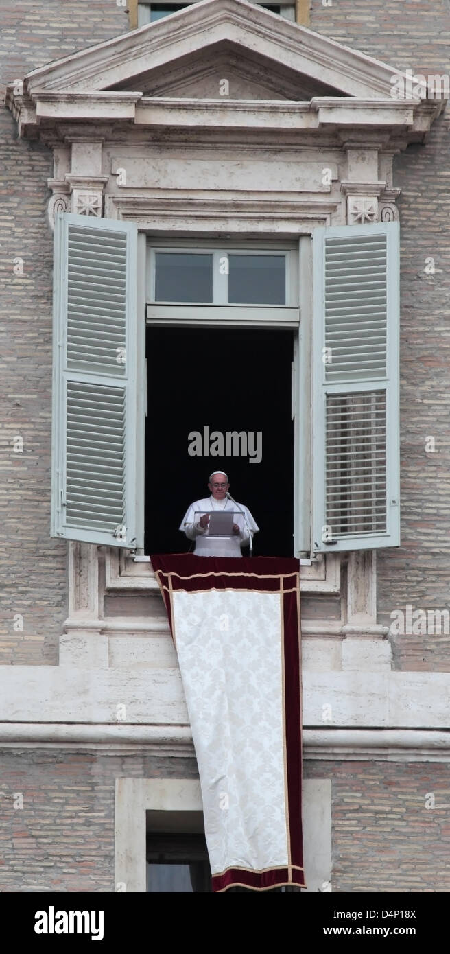 17. März 2013: Papst Francis I, geb. Bergoglio, während das erste Angelusgebet im Vatikan Stockfoto