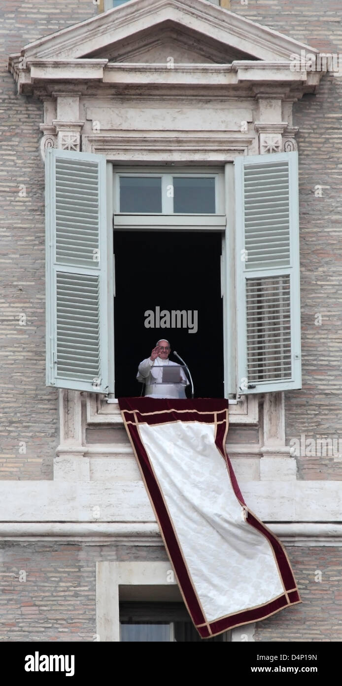 17. März 2013: Papst Francis I, geb. Bergoglio, während das erste Angelusgebet im Vatikan Stockfoto