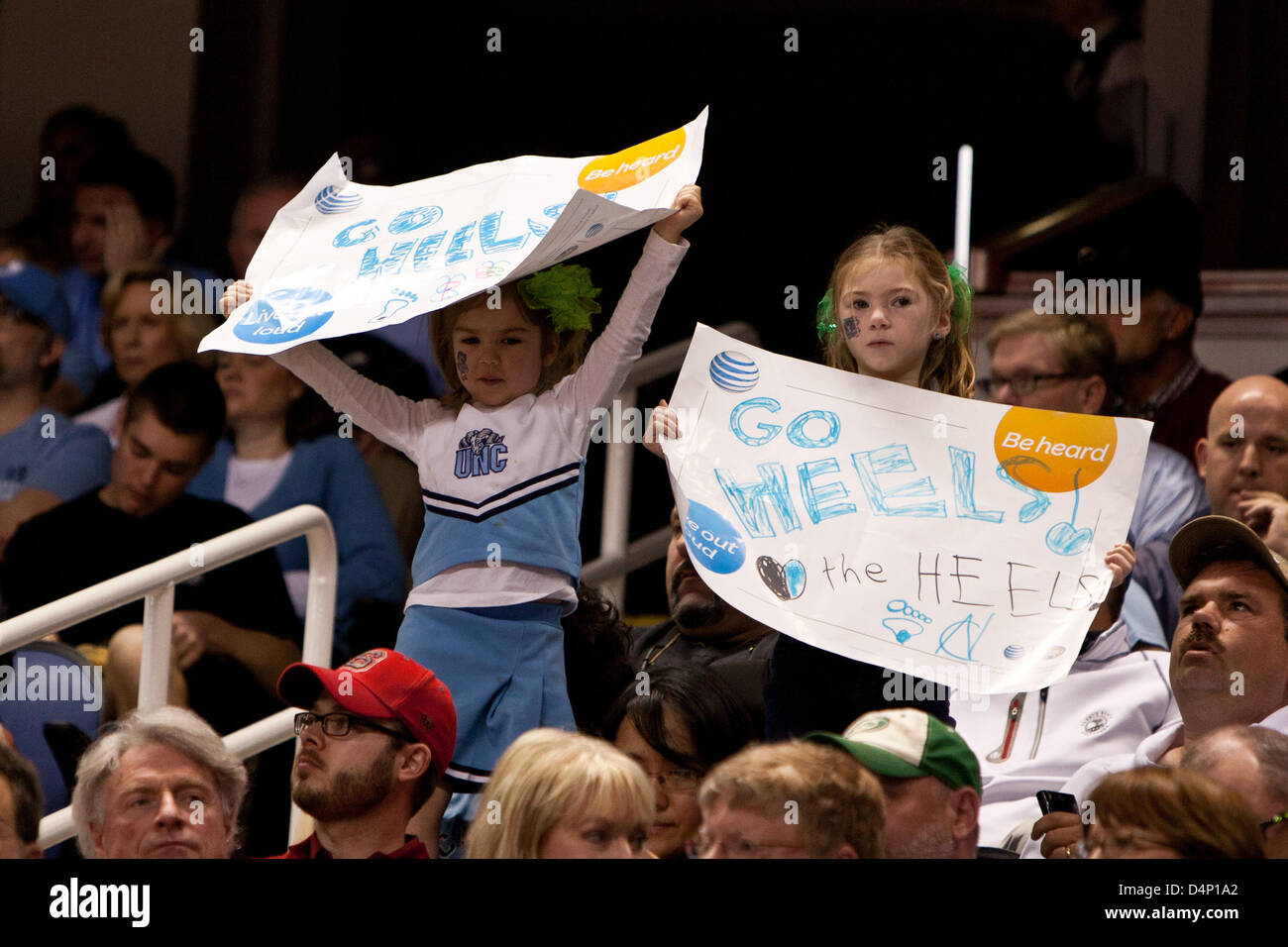 Greensboro, North Carolina, USA. 17. März 2013. 17. März 2013: North Carolina Fans während des WM-Spiels zwischen North Carolina und University of Miami am 2013 ACC Herren Basketball-Turnier, in Greensboro, North Carolina in Greensboro Coliseum am 17. März 2013. Miami besiegte North Carolina 87-77 Stockfoto