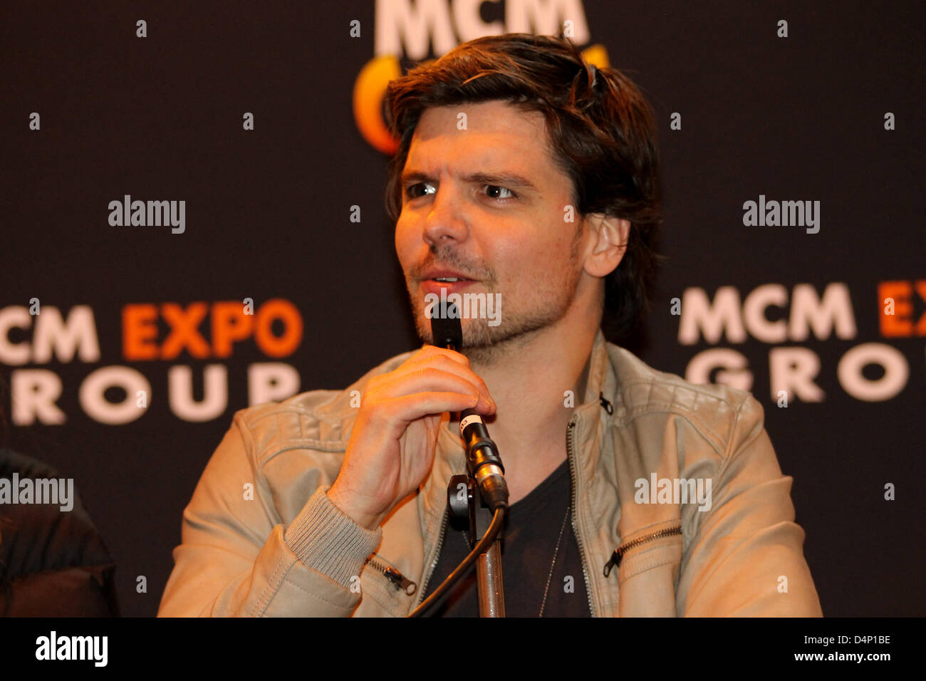 Birmingham, Vereinigtes Königreich. 17. März 2013. Andrew Lee Potts, Star der erfolgreichen TV-Serie Primeval, nimmt Fragen von Fans auf der Birmingham MCM Expo. Stockfoto