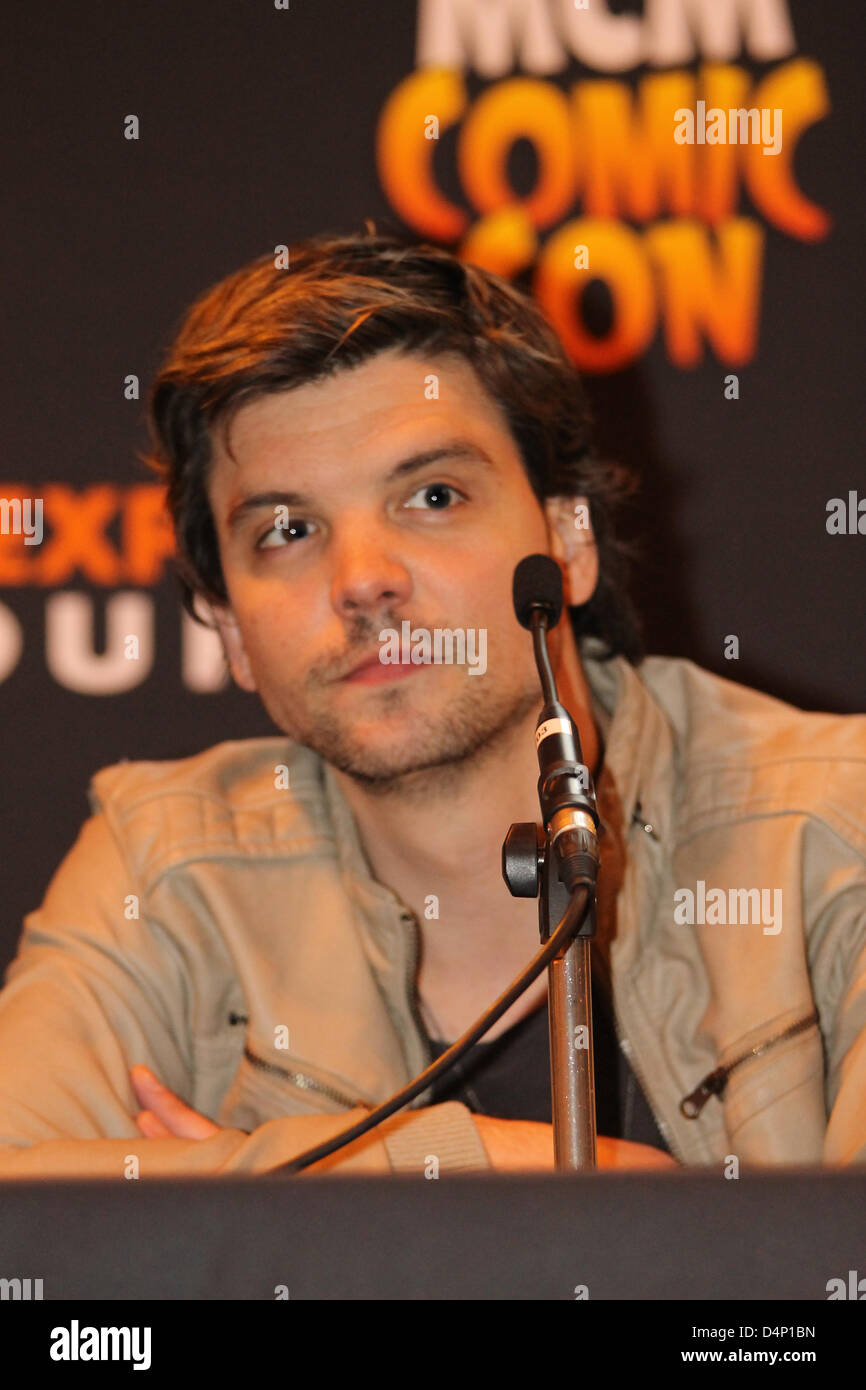 Birmingham, Vereinigtes Königreich. 17. März 2013. Andrew Lee Potts, Star der erfolgreichen TV-Serie Primeval, nimmt Fragen von Fans auf der Birmingham MCM Expo. Stockfoto