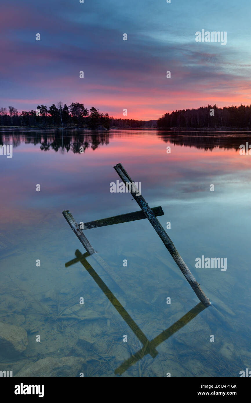 Sonnenaufgang über ruhigem Fluss, Göta Älv, Vänersborg, Schweden, Europa Stockfoto