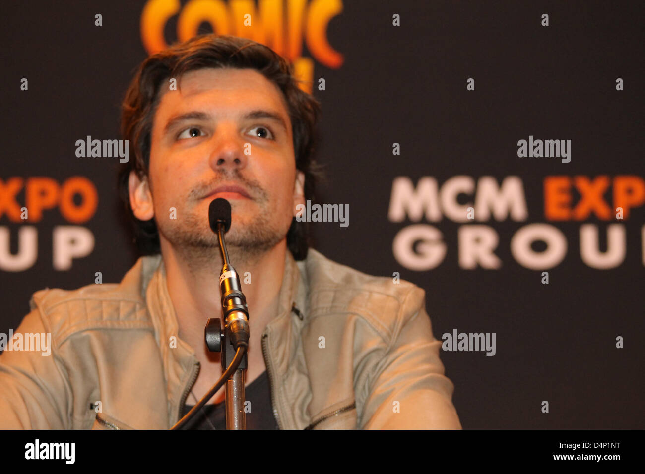 Birmingham, Vereinigtes Königreich. 17. März 2013. Andrew Lee Potts, Star der erfolgreichen TV-Serie Primeval, nimmt Fragen von Fans auf der Birmingham MCM Expo. Stockfoto
