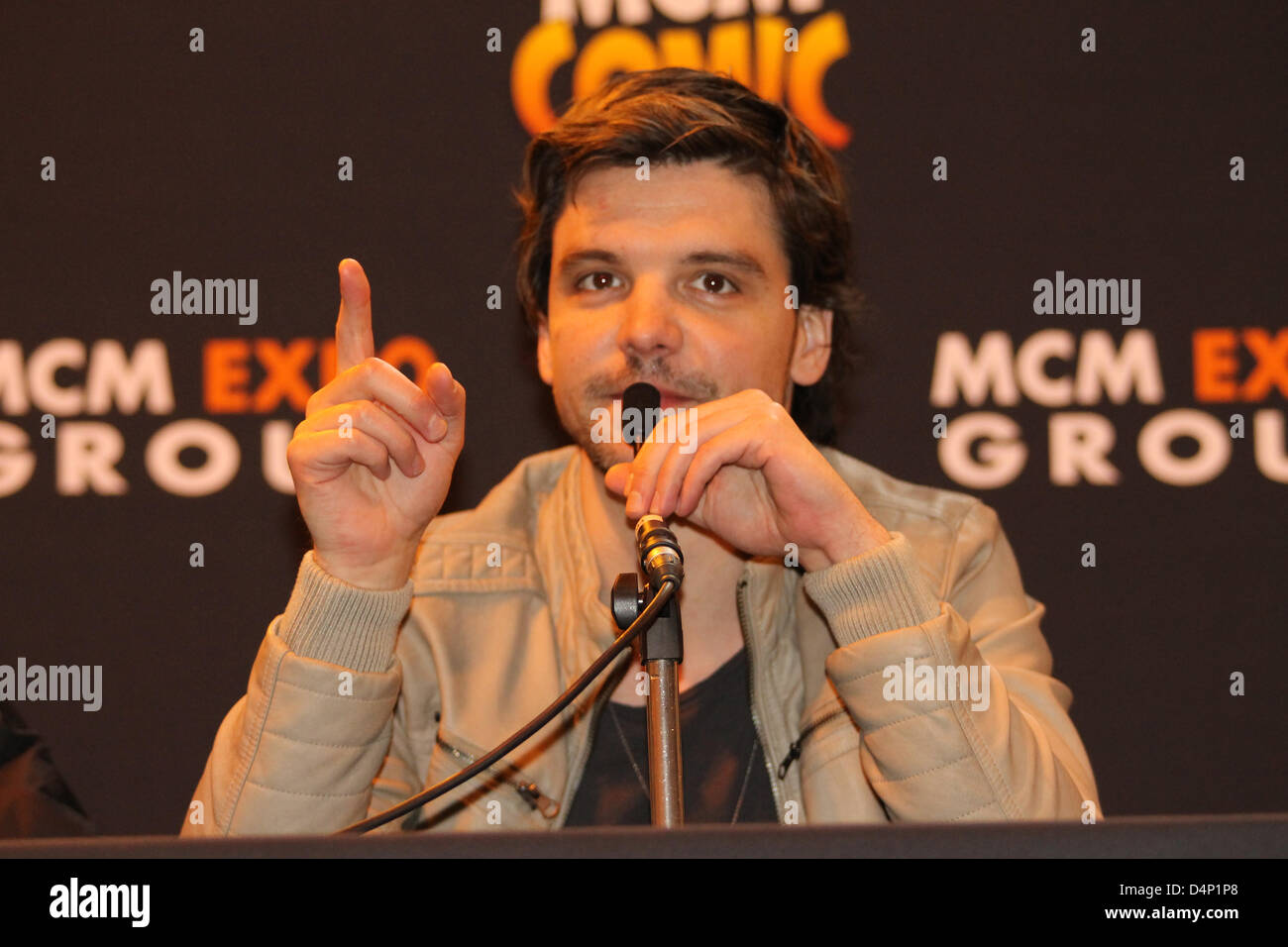 Birmingham, Vereinigtes Königreich. 17. März 2013. Andrew Lee Potts, Star der erfolgreichen TV-Serie Primeval, nimmt Fragen von Fans auf der Birmingham MCM Expo. Stockfoto