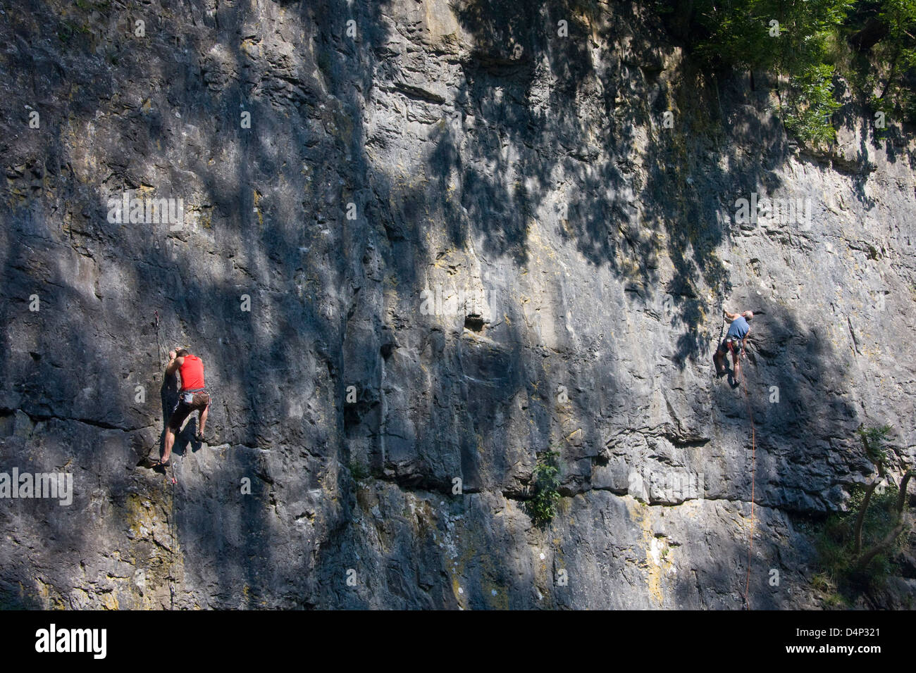 Bergsteiger auf Felswand, Yorkshire Stockfoto